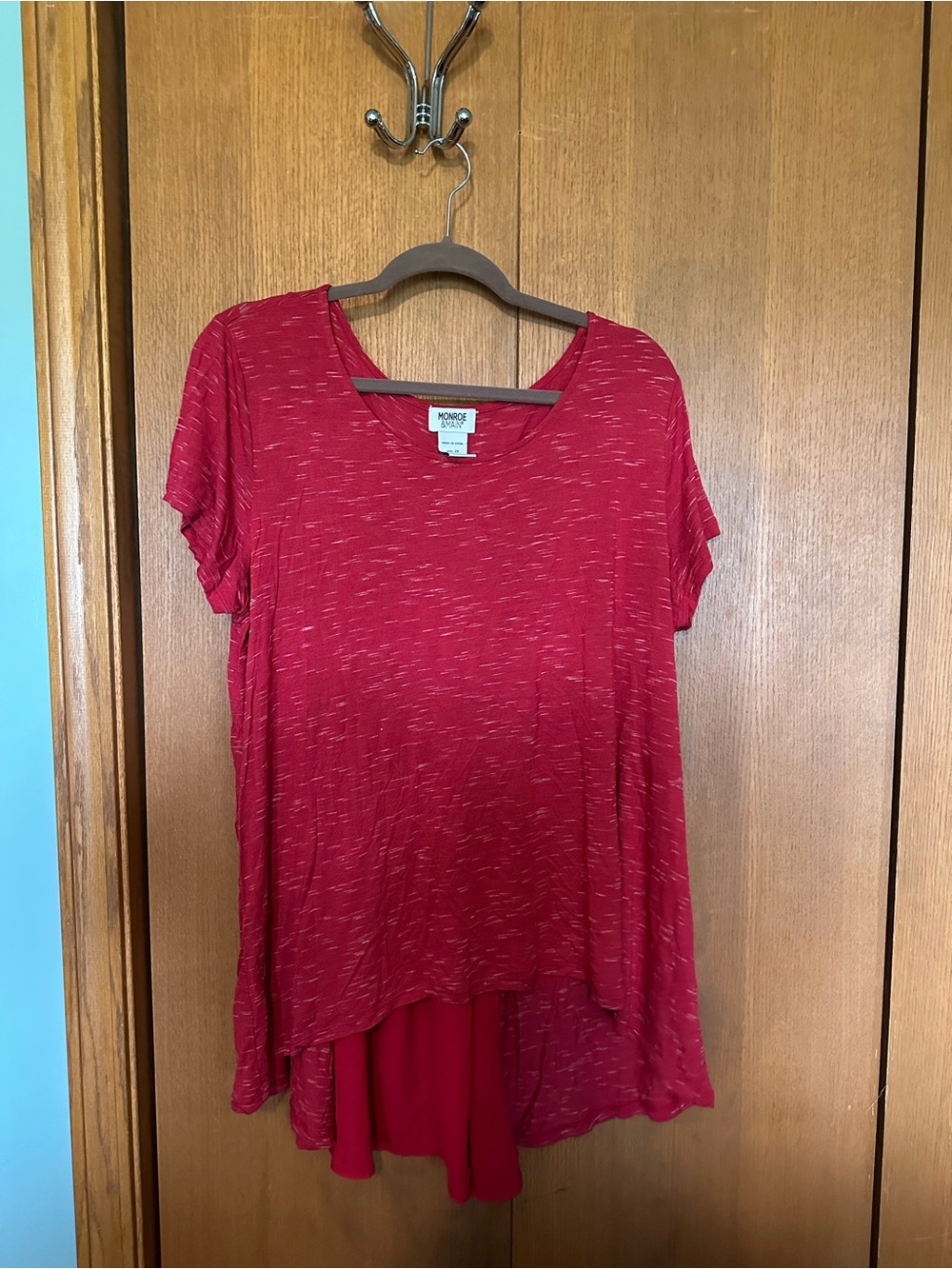 Monroe & Main Red Short Sleeve High-Low Tee